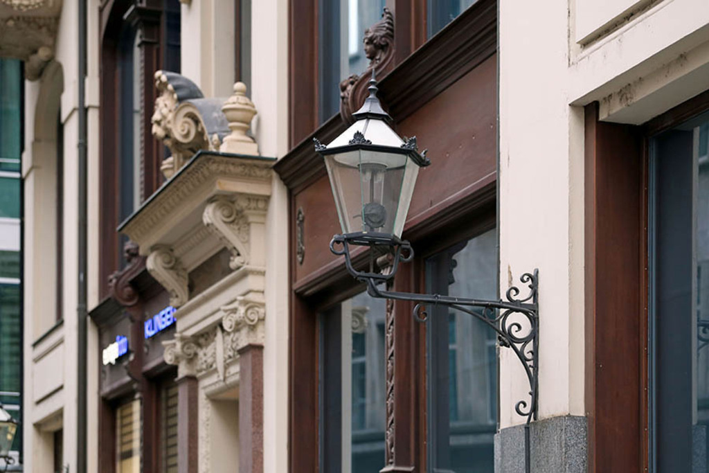 Klingers Haus - Straßenlaterne | Entdecke über 20 Kategorien Leipzig-Motive: Foto-Downloads, hochwertige Poster, Leinwand- & Fine-Art-Prints. Jetzt Lieblingsfoto im Bildlexikon Leipzig Shop bestellen!