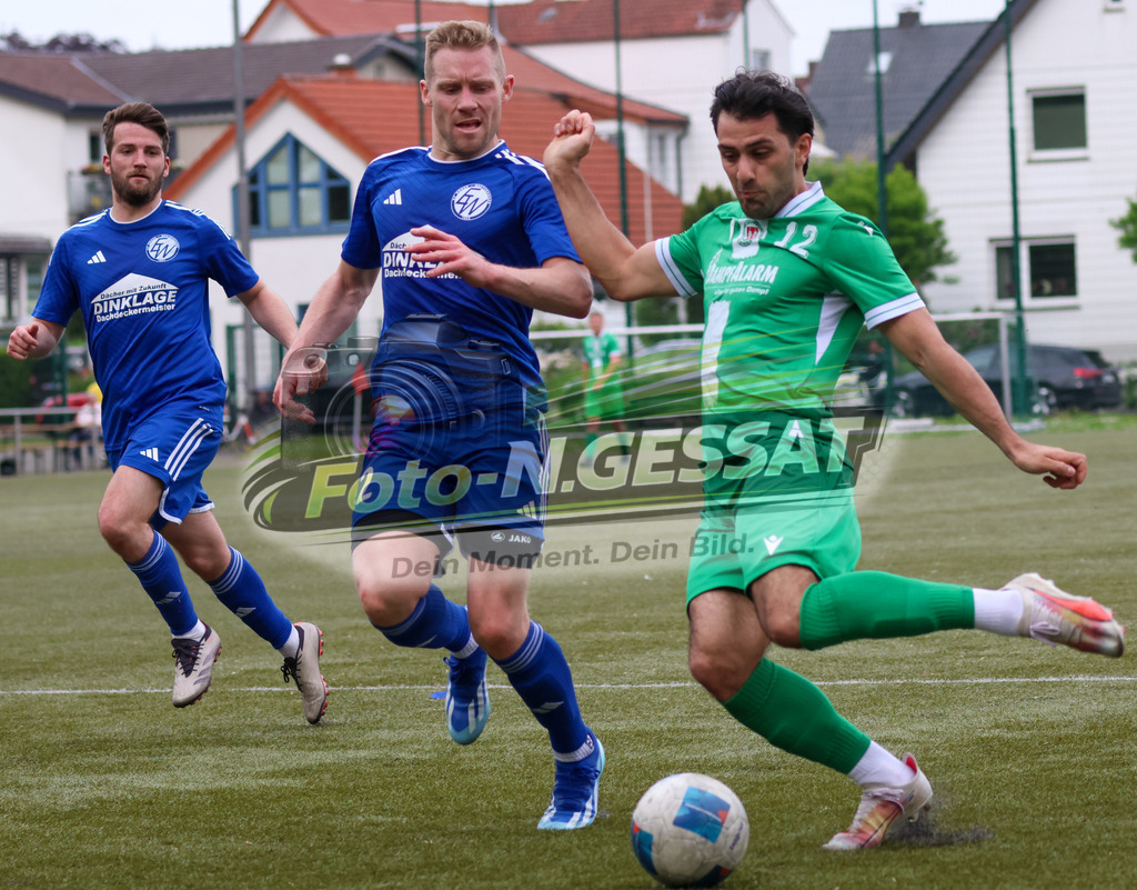 Bünder SV - SV Enger-Westerenger, | Auf dem Bild zu sehen: grün Bünder SV: Batuhan Kaymak ; blau SV Enger-Westerenger v.l.: Danny Alves-Rei, Christian Sarwatka Bünder SV, SV Enger-Westerenger, Saison 25/26, Kreisliga A, Bünde, Deutschland - Realisiert mit Pictrs.com