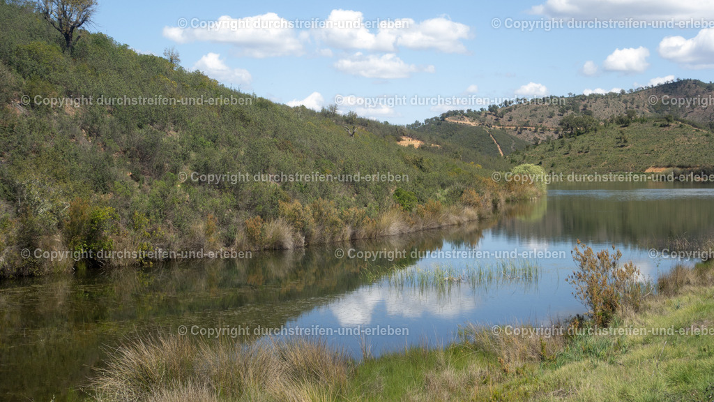 Kleines Wasserreservoir und Hügel bei California in der einsamen Serra do Caldeirão, Algarve | Kleines Wasserreservoir und Hügel bei California in der einsamen Serra do Caldeirão, Algarve - Realisiert mit Pictrs.com