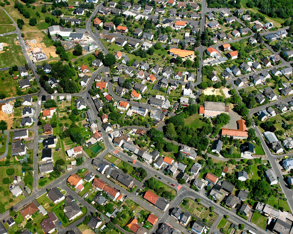 2610476 | HöRBACH 09.06.2006 Ortsansicht der Straßen und Häuser der Wohngebiete in Hörbach im Bundesland Hessen, Deutschland // Town View of the streets and houses of the residential areas in Hörbach in the state Hesse, Germany Foto: Gerhard Launer