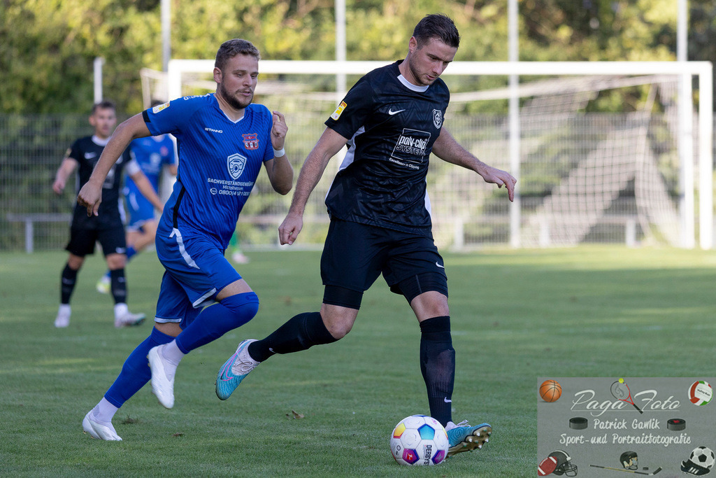 Hessenliga: Türk Gücü Friedberg - FC Eddersheim, 09.08.2024 | Toni Reljic (Türk Gücü Friedberg #44) jagt Maximilian Thomasberger (FC Eddersheim #5) der den Ball hat, Türk Gücü Friedberg - FC Eddersheim, Friedberg, Städtischer Sportplatz, 9.8.2024 - Realisiert mit Pictrs.com