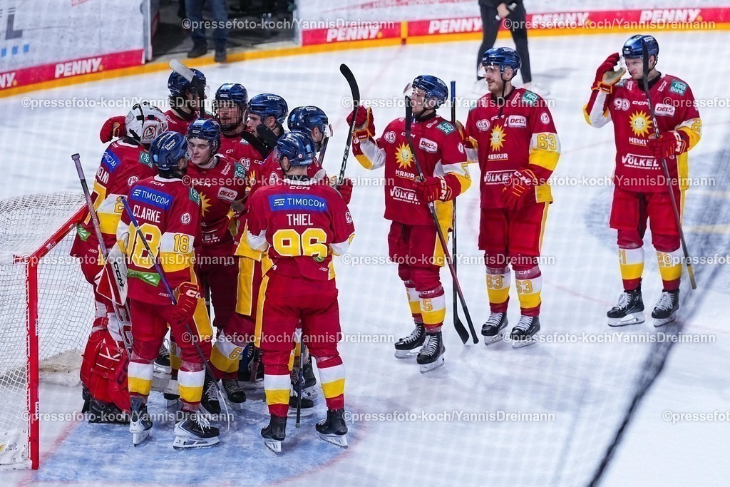 xydr03102501393 | 03.10.2025, xydrx, Eishockey, DEL2, Düsseldorfer EG - EC Kassel Huskies, PSD Bank Dome Düsseldorf: Die Spieler der Düsseldorfer EG bejubeln den 4:2 Sieg