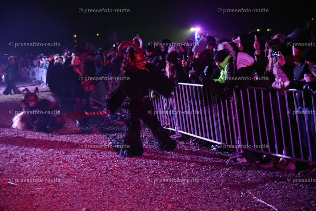 news-2022-Dez03-Krampusumzug-Reutte-WTV_5797 | Info aus dem Bezirk Reutte/Ausserfern Tirol sowie eine umfangreiche Bilddatenbank über die gesamte Region: Lechtal, Talkessel Reutte, Tannheimertal, Zwischentoren. Lech, Plansee, Zugspitze, Grenztunnel, B179, Fernpassstraße, Verkehr, Lawinen, Tradition, - Realisiert mit Pictrs.com