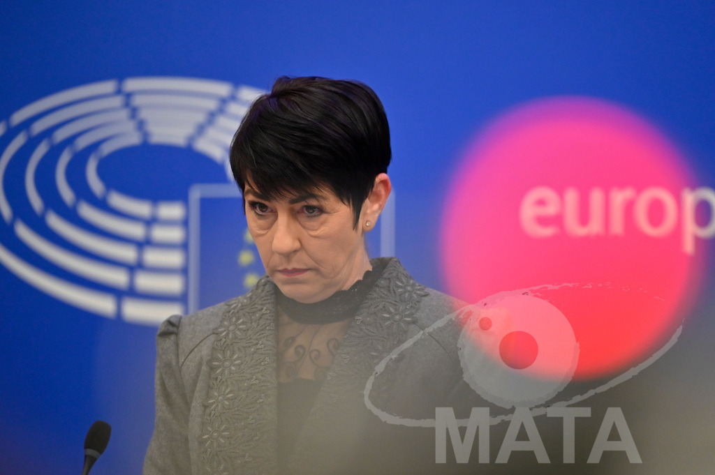 _DWI0037 | Politikerin Christine Anderson bei einer Pressekonferenz zum Thema ' Alarmierende Statistiken zu den Folgen des COVID-Lockdowns' im Europäischen Parlament. Straßburg, 18.01.2023 - Realisiert mit Pictrs.com