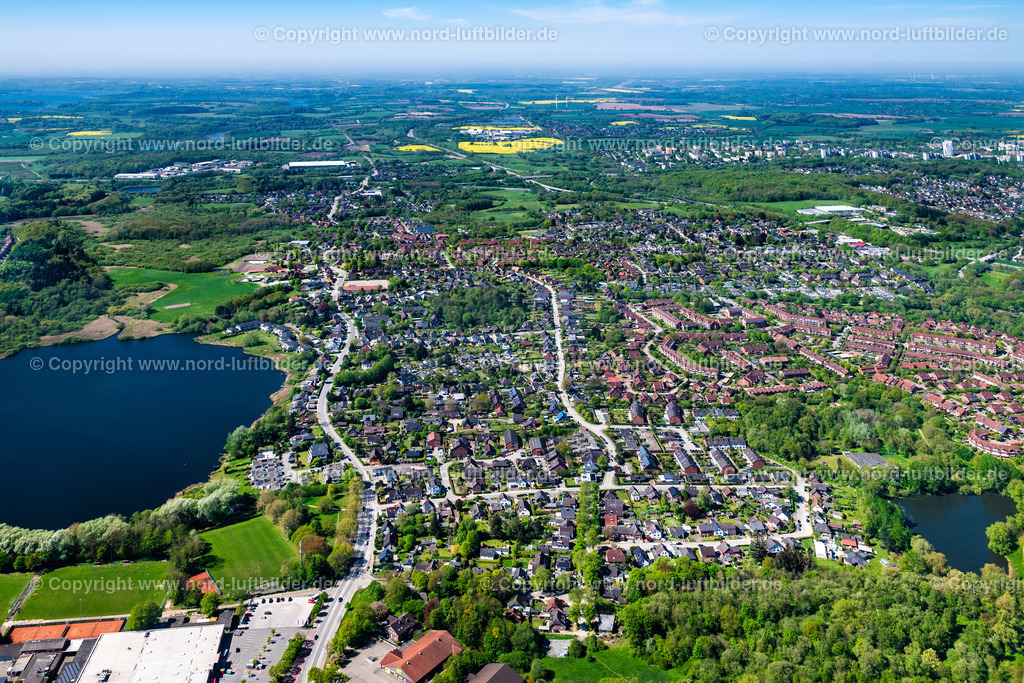 Kiel_Russee_Hammer_ELS_5987010524 | KIEL 01.05.2024 Wohngebiet - Mischbebauung der Mehrfamilien- und Einfamilienhaus- Siedlung im Kieler Stadtteil Russee - Hammer in Kiel im Bundesland Schleswig-Holstein, Deutschland. // Residential area - mixed development of multi-family and single-family house settlement in the Russee - Hammer district of Kiel in Kiel in the state Schleswig-Holstein, Germany. Foto: Martin Elsen