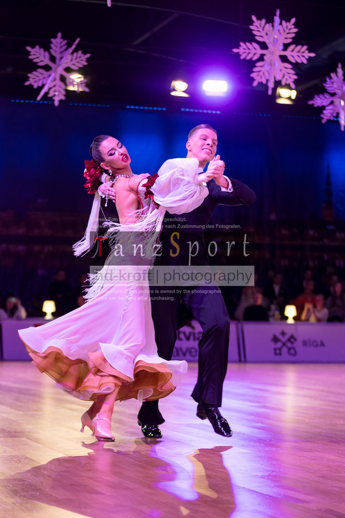20241215_WDSF_Int_Open_Std-Riga-8963 | Tanzsportbilder, Standardtanz, Lateintanz, WDSF, DTV, LTVB, dancecomp, goc, hessen tanzt, blaues band der spree, walzer, tango, wiener walzer, slowfox, quickstepp, samba, rumba, cha-cha-cha, paso doble. jive, hd-kroft photography, turniertanzsport
