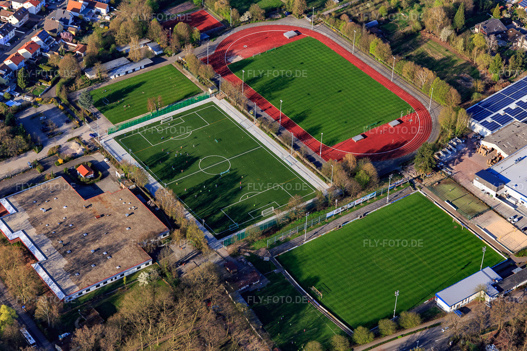 Luftbild: Zentrale Sportanlage mit SV Viktoria 1913 e.V. Herxheim und Technologiepark in Herxheim bei Landau im Bundesland Rheinland-Pfalz in Deutschland. Foto: IMG_097909.jpg vom 30.03.2017 durch Werner Riehm/FLY-FOTO.deWWW.VIKTORIA-HERXHEIM.DE