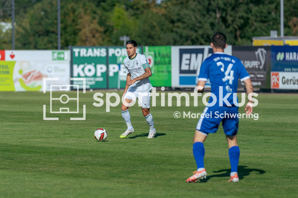 SSVg Velbert 02 – Borussia Mönchengladbach | Kevin Diks (Borussia Mönchengladbach) am Ball.  Testspiel zwischen der SSVg Velbert 02 und Borussia Mönchengladbach in Velbert, 12.08.2026. Endstand: 0:8. sportimfokus / Marcel Schwering - Realisiert mit Pictrs.com