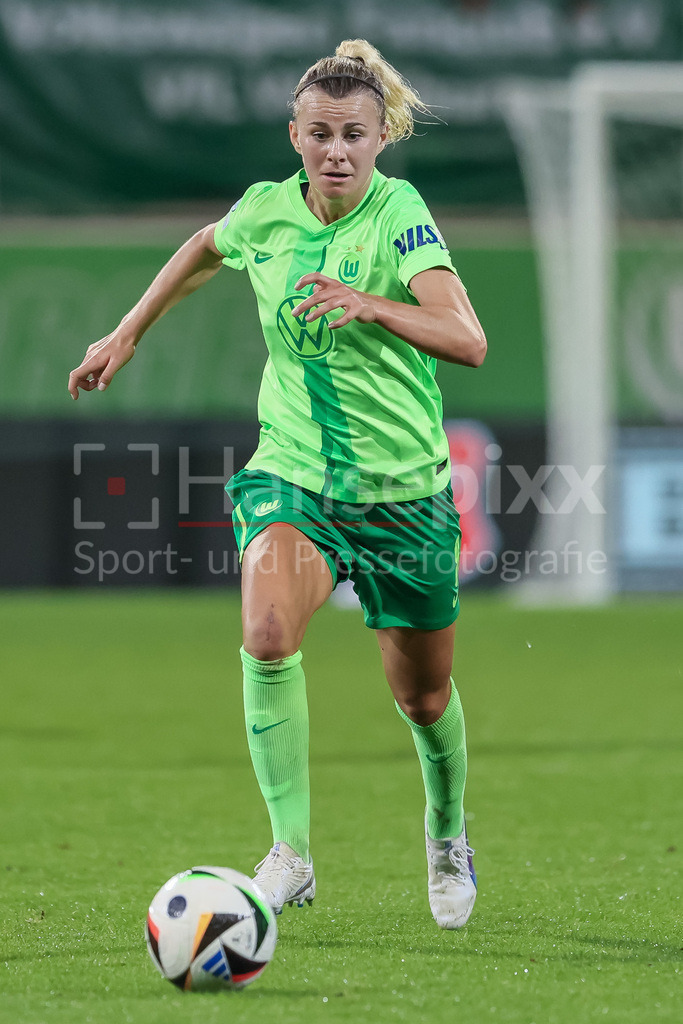 Fussball, UEFA Womens Champions League, VfL Wolfsburg - AC Florenz | v.li.: Lena Lattwein (VfL Wolfsburg, 8) am Ball, Freisteller, Einzelbild, Ganzkörper, Aktion, Action, Spielszene