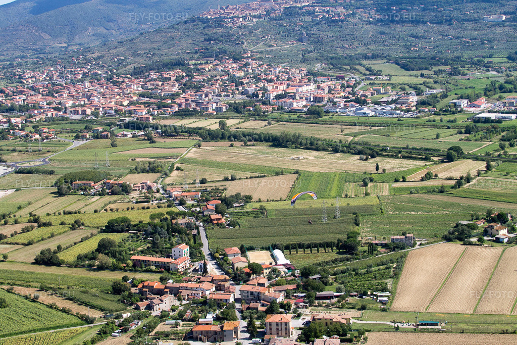 Vue aérienne: Vue de la ville à Camucia dans le département Toscane, Italie. Photo: IMG_43511.jpg prise le 26/07/2011 par Werner Riehm/FLY-FOTO.eu – Résolution de l'original: 4272 x 2848 px
