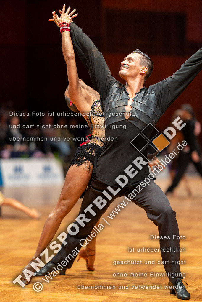 20230812-04077 | Hier finden Sie Tanz Bilder vom Latein und Standard Formationen tanzen. Sportbilder vom Tanzsport. Schöne Fotos und von Weltmeisterschaft, Europameisterschaft, Bundesliga, Regionalliga, Oberliga und Landesliga sowie von GOC Stuttgart, DanceComp, WM Bremen