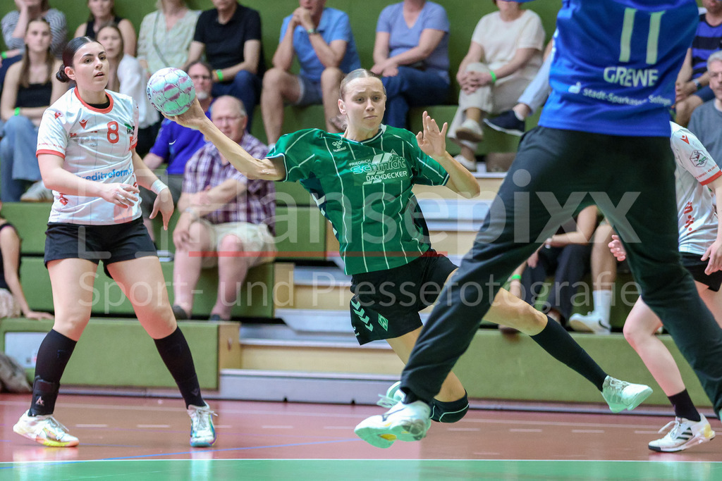 Handball, 2. Bundesliga Frauen, SV Werder Bremen - HSV Solingen-Gräfrath 76 | Leni Ruwe (SV Werder Bremen, 7) beim Wurf, am Ball, Spielszene, Aktion, Action