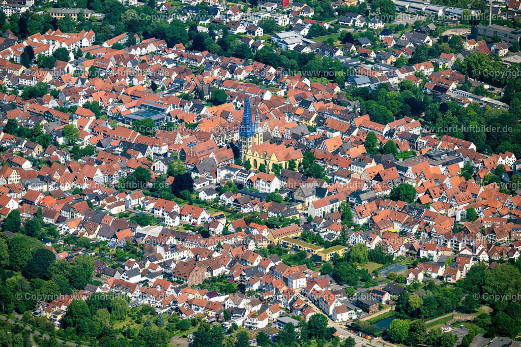 Lemgo_St_Nicolai_Kirche_ELS_0547050623 | LEMGO 05.06.2023 Kirchengebaude der St. Nicolai-Kirche an der Papenstraße in Lemgo im Bundesland Nordrhein-Westfalen, Deutschland. Weiterführende Informationen bei: Ev.-luth. Kirchengemeinde St. Nicolai - Lemgo. // Church building of the St. Nicolai-Kirche on Papenstrasse in Lemgo in the state North Rhine-Westphalia, Germany. Further information at: Ev.-luth. Kirchengemeinde St. Nicolai - Lemgo. Foto: Martin Elsen