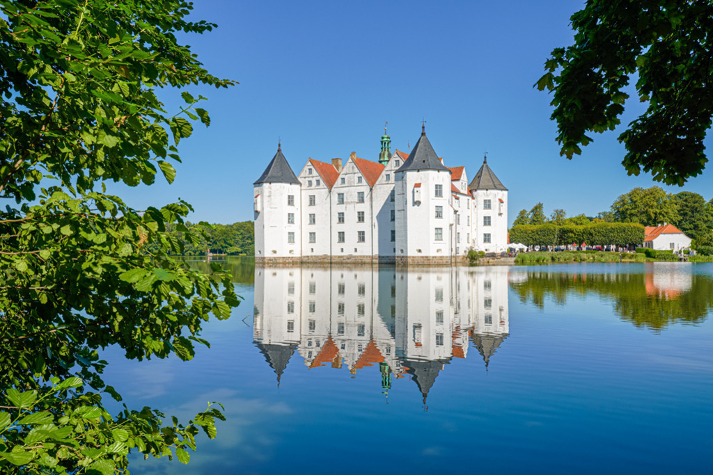 Schloss Glücksburg | Das Schloss Glücksburg an der Flensburger Förde zählt zu den eindrucksvollsten Renaissanceschlössern in Nordeuropa. Das Bild zeigt die Südseite im schönsten Sommerlicht. — Auflösung des Originals: 6015 x 4010 px. - Realisiert mit Pictrs.com