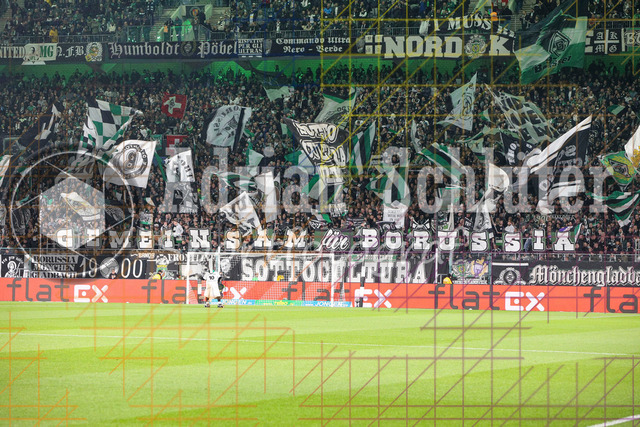 Borussia Mönchengladbach vs SC Freiburg - Bundesliga  | Mönchengladbach, Deutschland, 05.10.25:   die Fans von Borussia Mönchengladbach mit Flaggen und Bannern "Gemeinsam für Borussia"waehrend des Spiels der Bundesliga zwischen Borussia Mönchengladbach vs SC Freiburg im Stadion im Borussia Park(Foto von Brauer-Fotoagentur / Adrian Schlueter)