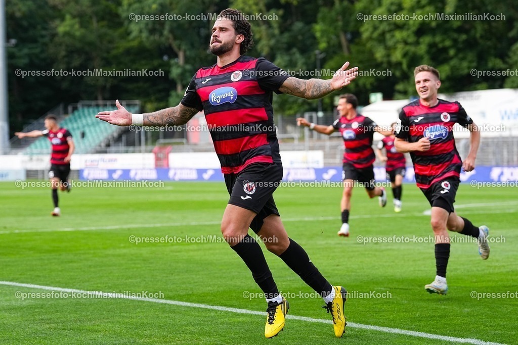xydr03082501042 | 03.08.2025, xydrx, Fußball, 3.Liga, Viktoria Köln - FC Schweinfurt 05, Saison 2025 2026, Sportpark Höhenberg: Torjubel nach dem Tor zum 1:0 für Viktoria Köln durch Torschütze Lex-Tyger Lobinger (Viktoria Köln #9) zusammen mit Marco Pledl (Viktoria Köln #17)   DFB regulations prohibit any use of photographs as image sequences and or quasi-video.