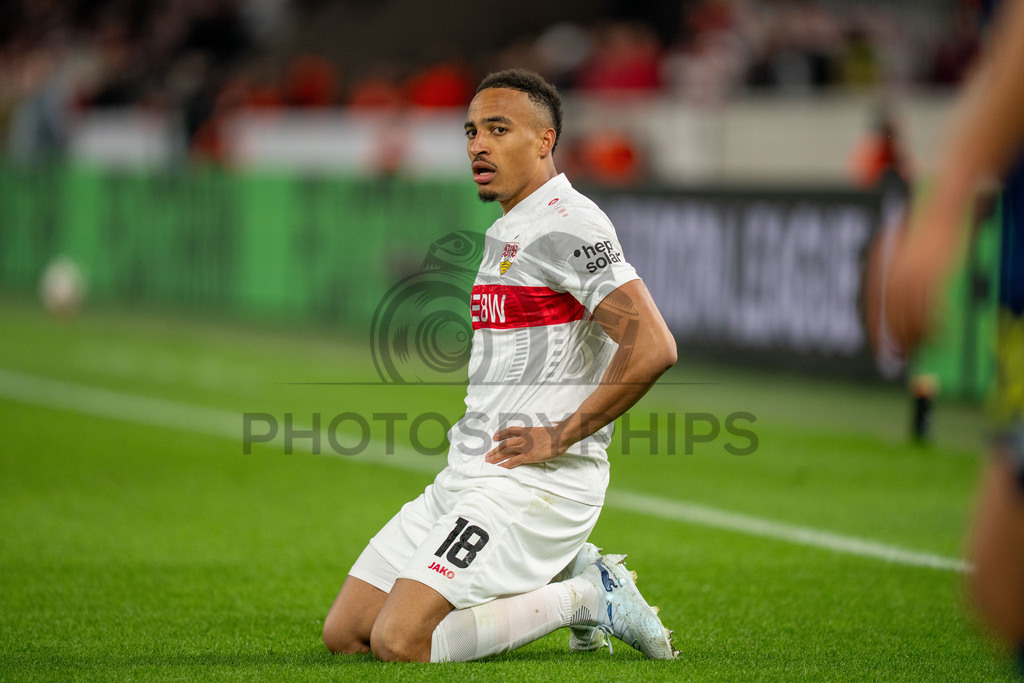 VfB Stuttgart vs. FC Porto, Fussball, Europa League, Achtelfinale, Hinspiel, 12.03.2026 | Jamie Leweling (VfB Stuttgart, #18) auf Knie,VfB Stuttgart vs. FC Porto, Fussball, Europa League, Achtelfinale, Hinspiel, 12.03.2026Foto: photosbyphips/Philip Ziegler