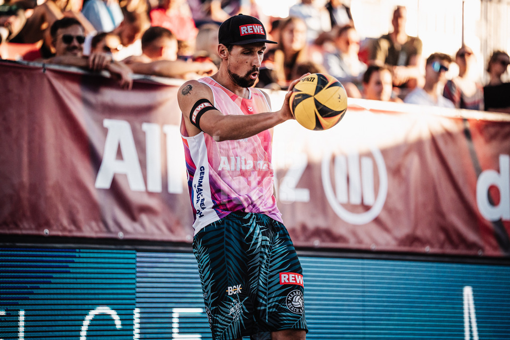 Beachvolleyball | Männer | Allianz German Beach Tour 2025 | Tourstop Berlin | 21.08.2025 | Jonathan Erdmann holt tief Luft vor dem Aufschlag