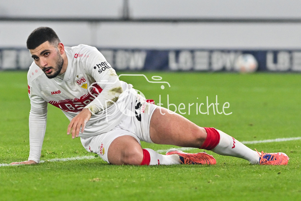 VfB Stuttgart - SG Eintracht Frankfurt | STUTTGART, GERMANY - 13. JANUARY: im Bild Deniz UNDAV (VfB Stuttgart 26) am Boden / Einzelfoto / Freisteller während dem Bundesligamatch zwischen dem VfB Stuttgart und der SG Eintracht Frankfurt am 17. Spieltag in der MHP-Arena / DFL REGULATIONS PROHIBIT ANY USE OF PHOTOGRAPHS AS IMAGE SEQUENCES AND/OR QUASI-VIDEO