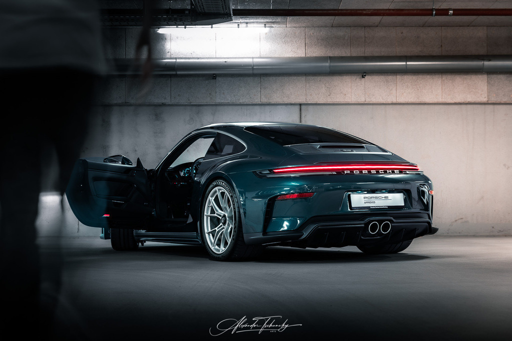 911 GT3 Touring Arlogrünmetallic | Entdecken Sie die faszinierende Welt von Alexander Tschuncky Arts: Kreative Fotografie, atemberaubende Automobilkunst und hochwertiger Bilderdruck. Lassen Sie sich inspirieren! - Realisiert mit Pictrs.com