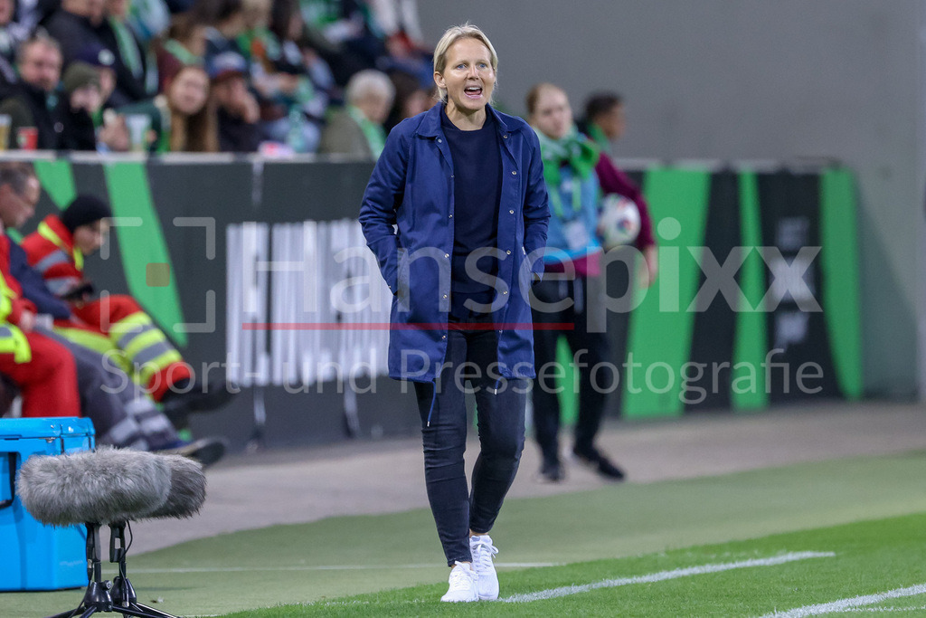 Fussball, Google Pixel Frauen-Bundesliga, VfL Wolfsburg - SV Werder Bremen | Friederike Kromp (Fritzy Kromp, Trainerin, Cheftrainerin, SV Werder Bremen) ruft, brüllt, schreit, gibt Anweisungen, DIE DFB-RICHTLINIEN UNTERSAGEN JEGLICHE NUTZUNG VON FOTOS ALS SEQUENZBILDER UND/ODER VIDEOÄHNLICHE FOTOSTRECKEN. DFB REGULATIONS PROHIBIT ANY USE OF PHOTOGRAPHS AS IMAGE SEQUENCES AND/OR QUASI-VIDEO.