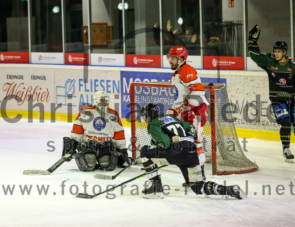 2022-12-02_108_TSV_Erding_gegen_EV_Pegnitz | Erding, Deutschland, 02.12.2022:
Eishockey, Bayernliga 2022 / 2023, 17. Spieltag, TSV Erding gegen EV Pegnitz, Endergebnis: 9:3

Torwart Filip Rieger (EV Pegnitz, #51), Leopold Trautmann (EV Pegnitz, #25), Philipp Michl (Erding Gladiators, #77), Mark Waldhausen (Erding Gladiators, #27)

Foto: Christian Riedel / fotografie-riedel.net
