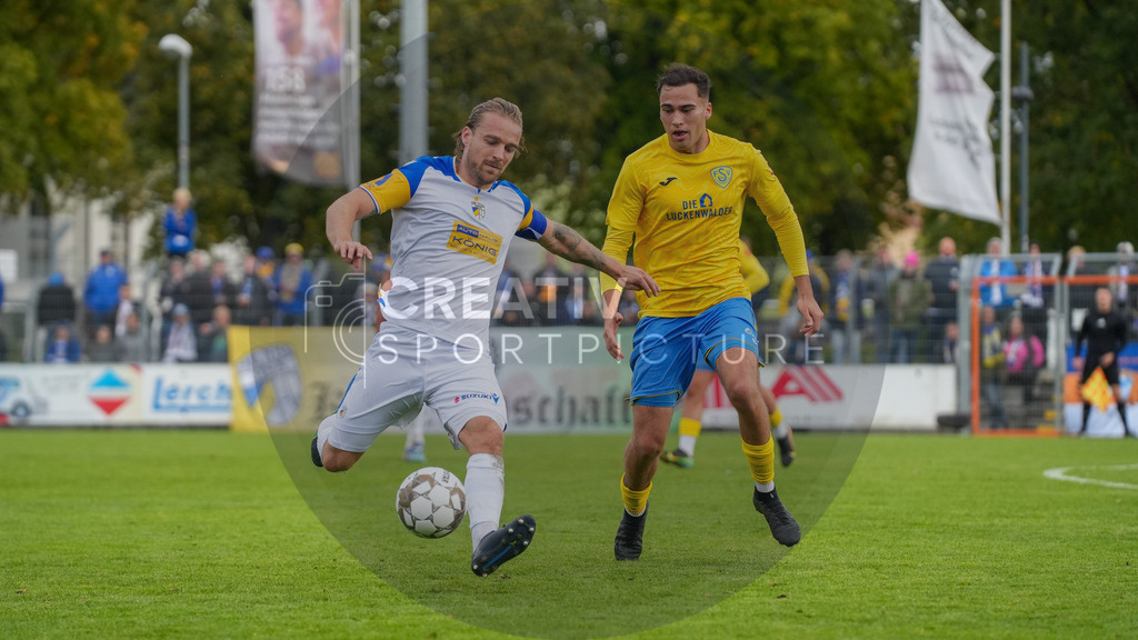 Fußball, Herren, Saison 2025/2026, Regionalliga Nordost, 11. Spieltag, FSV 63 Luckenwalde vs. FC Carl-Zeiss Jena, Samstag 05.10.2025, Werner-Seelenbinder-Stadion Luckenwalde, | Fußball, Herren, Saison 2025/2026, Regionalliga Nordost, 11. Spieltag, FSV 63 Luckenwalde vs. FC Carl-Zeiss Jena, Samstag 05.10.2025, Werner-Seelenbinder-Stadion Luckenwalde, Im Bild: Nils Butzen (l. Jena) und Simon Gollnack (r. Luckenwalde) - Realisiert mit Pictrs.com