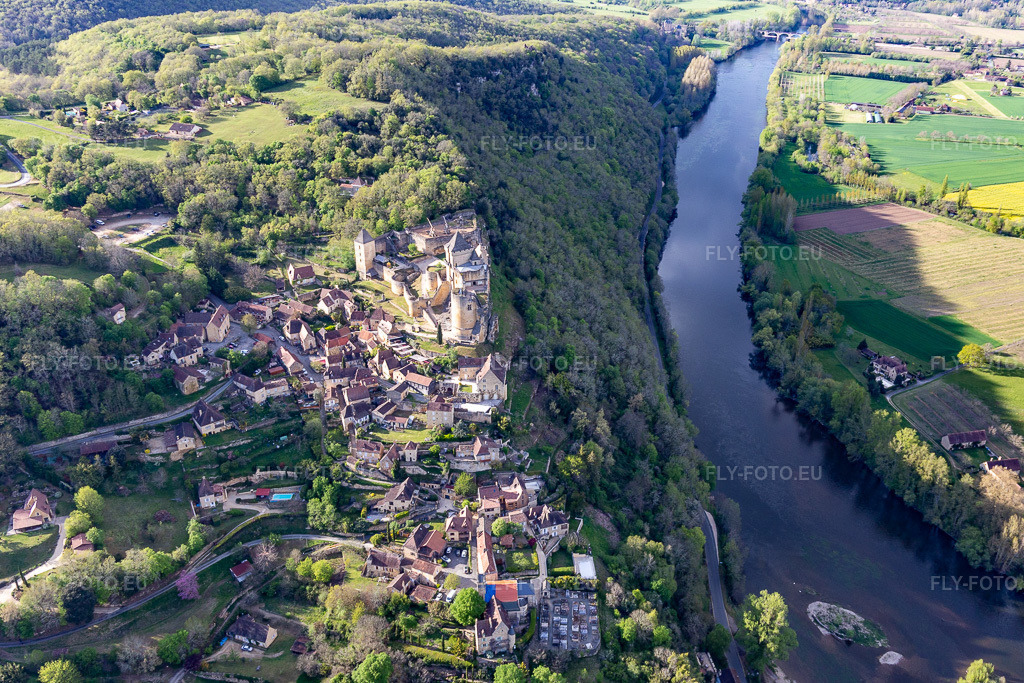 Vue aérienne: Château de Castelnaud-la-Chapelle au-dessus du pont de la Dordogne à Castelnaud-la-Chapelle dans le département Dordogne, France. Photo: IMG_113482.jpg prise le 16/04/2019 par Werner Riehm/FLY-FOTO.eu – Résolution de l'original: 4742 x 3161 px