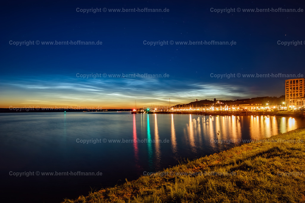 NLC_6067mod2_Sonwik_90x60 | FOTOGRAFIE. Leuchtende Nachtwolken über der Flensburger Innenförde. __ Nordhimmel über dem Flensburger Stadtteil Mürwik mit dem Förde-Quartier " SONWIK " dessen Lichter im kaum bewegten Meerwasser eindrucksvoll gespiegelt werden. __ Seitenverhältnis = 3 zu 2.  - Realisiert mit Pictrs.com