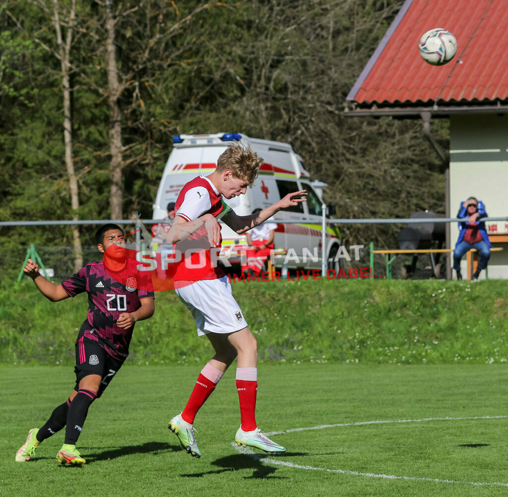 AUSTRIA U15 - MEXICO U15 | Austin Anguiano (Mexico #20) MARCEL STÖHR (Austria #14) ; AUSTRIA U15 - MEXICO U15 am 29.04.2022 in Arnoldstein
(Sportplatz), AUSTRIA, (Photo by Ernst Krawagner sport-fan.at) - Realisiert mit Pictrs.com