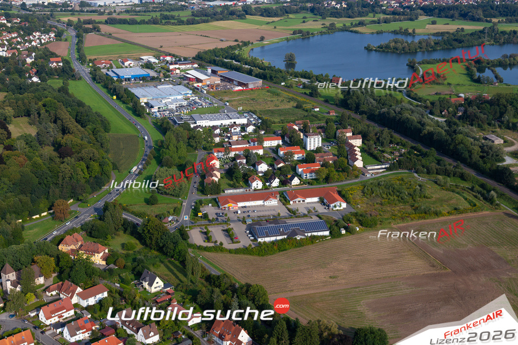 Die Luftaufnahme Ost - Mainleus wurde 2017 mittels Flugzeug (keine Drohne) erstellt. Perfekte Schärfe und Druck- Auflösung- Garantiert!