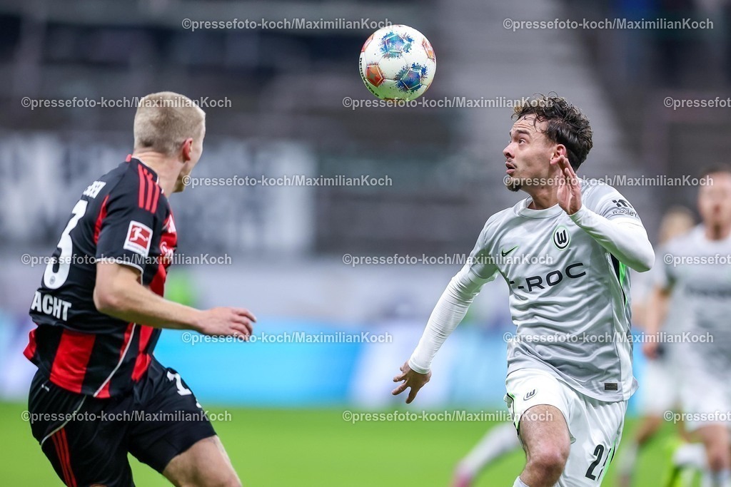 SGE30112501044 | 30.11.2025, Fußball, Eintracht Frankfurt - VfL Wolfsburg, 1. Fußball Bundesliga, 12. Spieltag, Deutsche-Bank-Park (Frankfurt am Main), Saison 2025 2026: Rasmus Kristensen (Eintracht Frankfurt #13)  im Zweikampf gegen  Aaron Zehnter (VfL Wolfsburg #25) DFB Regulations prohibit any use of photographs as image sequences and or quasi-video.