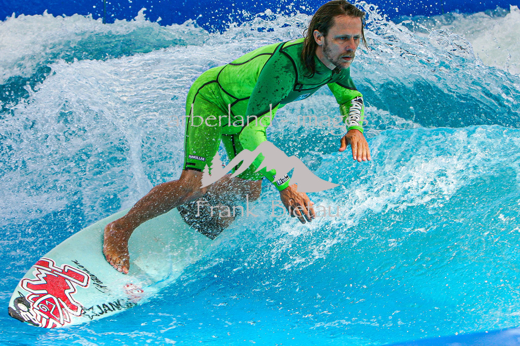 NR6J8656 | Surfen, in Bayerischen Gefinlden meist nur auf künstlichen Wellen machbar