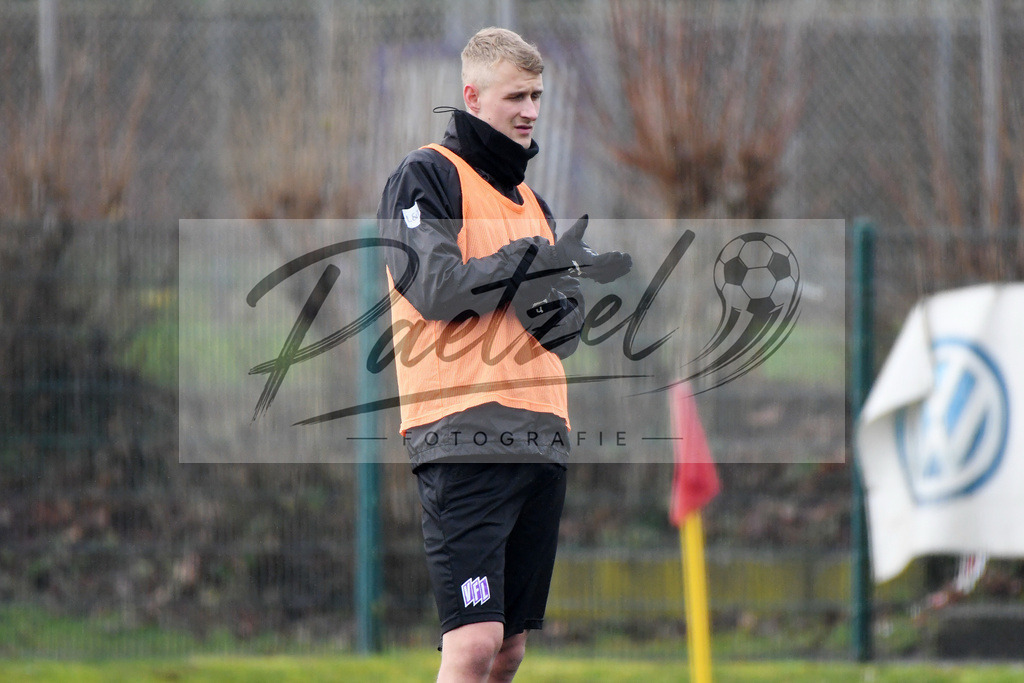 20200203_TRAOSN_0011 | Fußball, Herren: Lukas Gugganig (VfL Osnabrueck) schaut waehrend der Trainingseinheit des VfL Osnabrueck im Sportpark Illoshoehe am 03.02.2020 in Osnabrueck, Deutschland. - Realisiert mit Pictrs.com