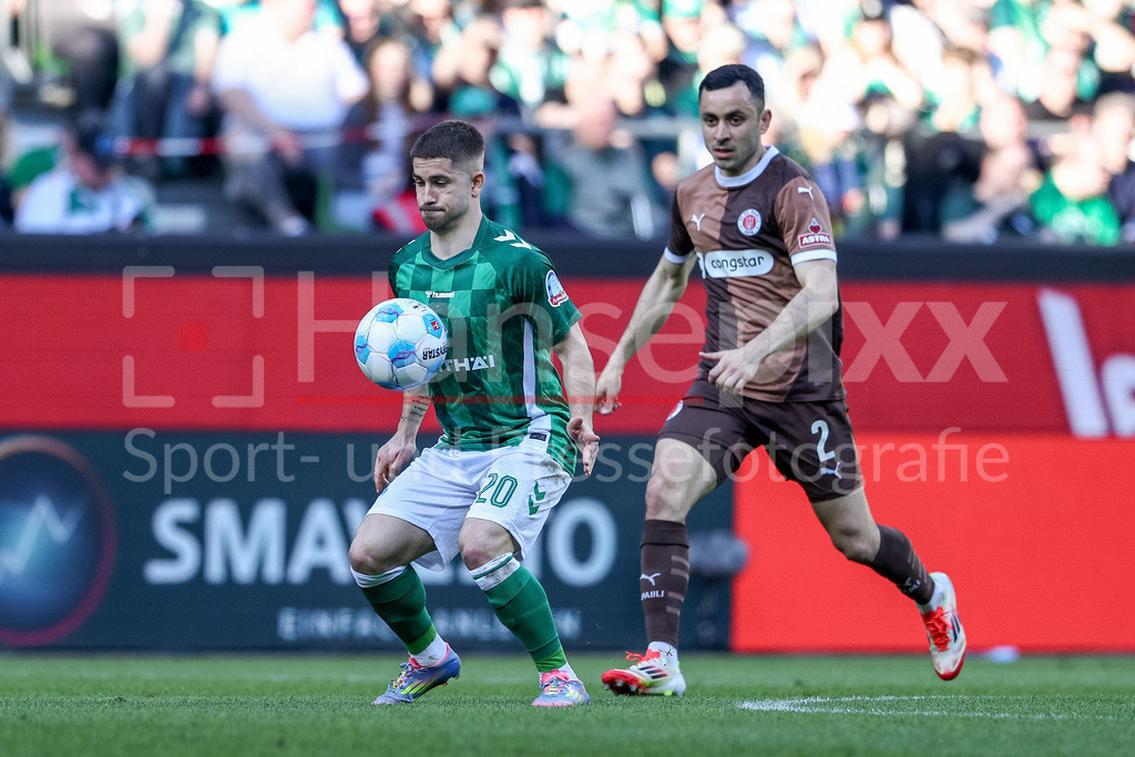 Fussball, Bundesliga, SV Werder Bremen - FC St. Pauli | v.li.: Romano Schmid (SV Werder Bremen, 20) und Manolis Saliakas (FC St. Pauli, 2) im Zweikampf, Duell, Dynamik, Aktion, Action, Spielszene, DIE DFL-RICHTLINIEN UNTERSAGEN JEGLICHE NUTZUNG VON FOTOS ALS SEQUENZBILDER UND/ODER VIDEOÄHNLICHE FOTOSTRECKEN. DFL REGULATIONS PROHIBIT ANY USE OF PHOTOGRAPHS AS IMAGE SEQUENCES AND/OR QUASI-VIDEO.