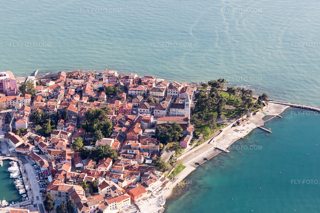 Aerial view: View of the town in Karpinjan in the state Gespanschaft Istrien, Croatia. – Photo: IMG_106084.jpg taken on 04/13/2018 by Werner Riehm/FLY-FOTO.com – Resolution of the original: 5472 x 3648 px