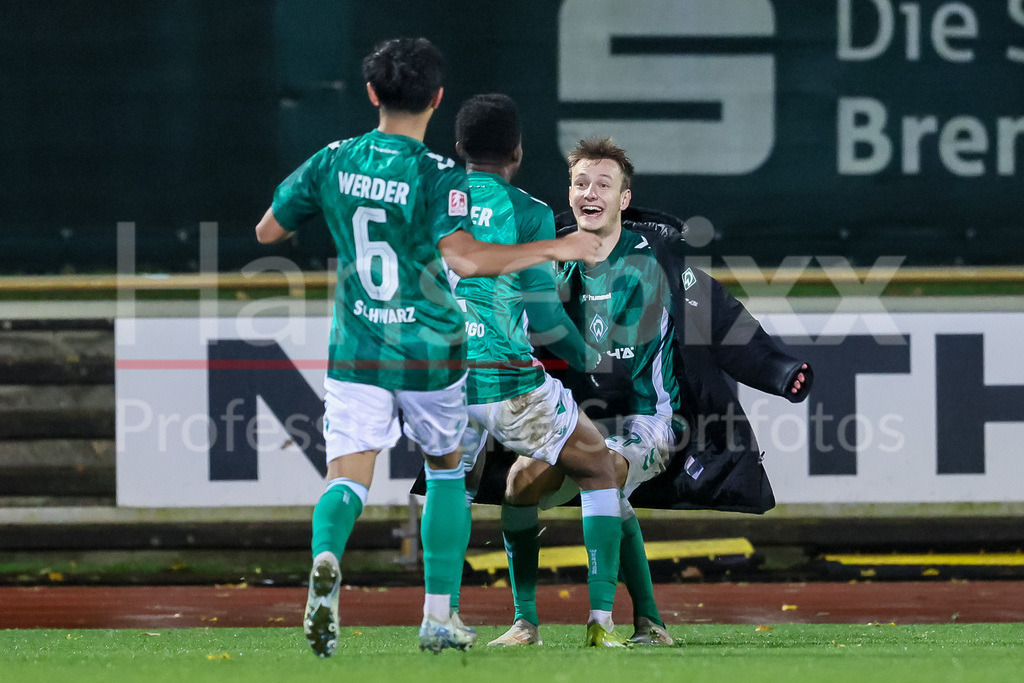Fussball, Regionalliga Nord, SV Werder Bremen II - 1. FC Phönix Lübeck | v.li.: Ricardo-Felipe Schwarz (SV Werder Bremen II, 6), Torschütze David Igboanugo (SV Werder Bremen II, 2) und Ole Schulz (SV Werder Bremen II, 27) mit Torjubel, Jubel, jubeln, jubelt, optimistisch, Spielszene, Highlight, Freude über das Tor zum 2:1
