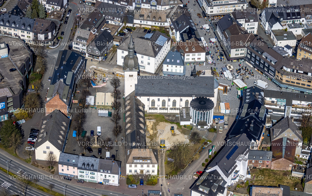 Meschede220302567 | Luftbild, St. Walburga Kirche, Jugendheim St. Walburga und Stiftsplatz, Wochenmarkt, Meschede-Stadt, Meschede, Sauerland, Nordrhein-Westfalen, Deutschland