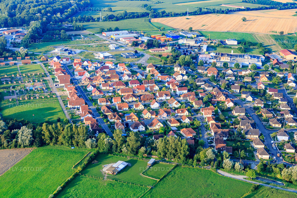 Luftbild: Rue de la Cascade in Beinheim im Bundesland Bas-Rhin in Frankreich.Foto: IMG_093083.jpg vom 16.08.2016 durch Werner Riehm/FLY-FOTO.deAuflösung des Originals: 5472 x 3648 px