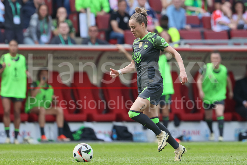 Fussball, DFB-Pokal Finale Frauen, FC Bayern München - VfL Wolfsburg | v.li.: Ewa Pajor (VfL Wolfsburg, 9) am Ball, Einzelbild, Ganzkörper, Aktion, Action, Spielszene, DIE DFB-RICHTLINIEN UNTERSAGEN JEGLICHE NUTZUNG VON FOTOS ALS SEQUENZBILDER UND/ODER VIDEOÄHNLICHE FOTOSTRECKEN. DFB REGULATIONS PROHIBIT ANY USE OF PHOTOGRAPHS AS IMAGE SEQUENCES AND/OR QUASI-VIDEO.