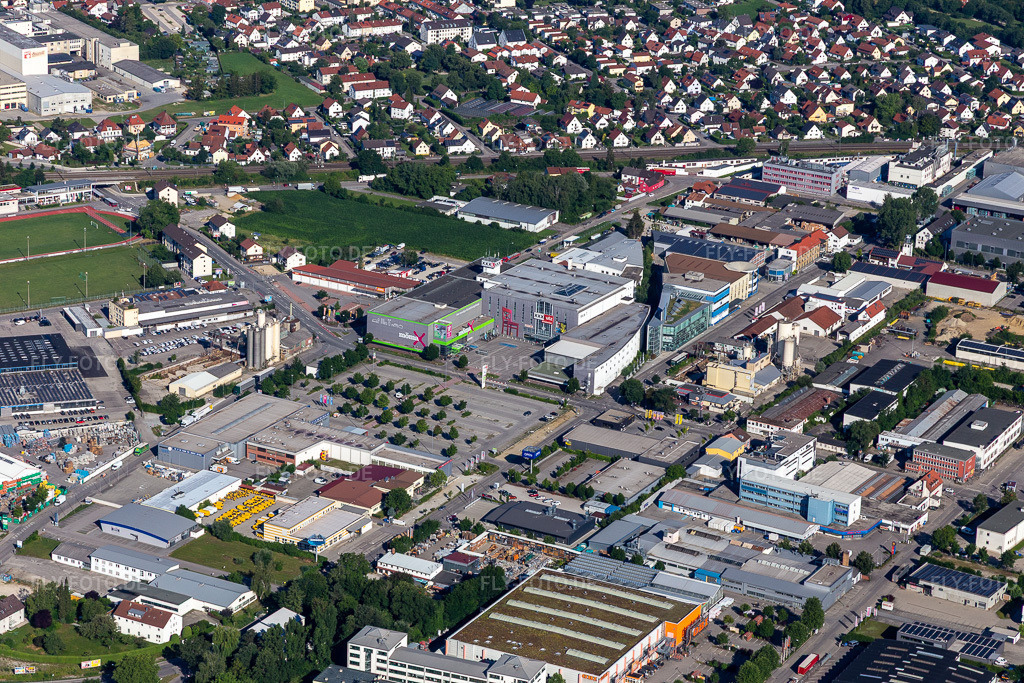 Luftbild: XXXLutz Emslander Landshut in Landshut im Bundesland Bayern in Deutschland. Foto: IMG_133073.jpg vom 03.07.2022 durch Werner Riehm/FLY-FOTO.de – WWW.XXXLUTZ.DE