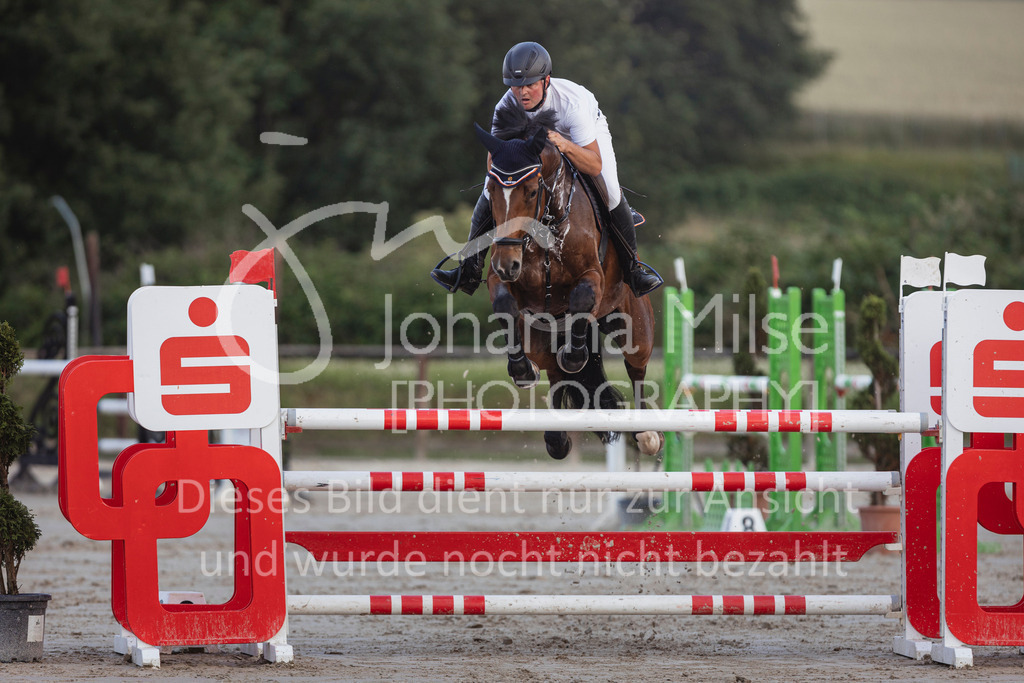 240627_LüPfSpTa_M1-Spr-311 | Deine schönsten Turniermomente als professionelle Fotos! Entdecke hochwertige Pferdesport-Fotografie im Online-Shop. Jetzt Fotos finden & bestellen!