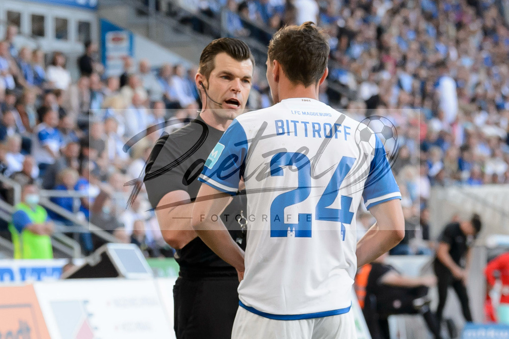FCMFCK20210904_106 | Fussball, Herren: Schiedsrichter Alexander Sather spricht mit Alexander Bittroff (1. FC Magdeburg) beim Spiel der 3. Liga zwischen 1. FC Magdeburg und 1. FC Kaiserslautern in der MDCC-Arena am 04.09.2021 in Magdeburg, Deutschland.DFB / DFL REGULATIONS PROHIBIT ANY USE OF PHOTOGRAPHS AS IMAGE SEQUENCES AND/OR QUASI-VIDEO. - Realisiert mit Pictrs.com