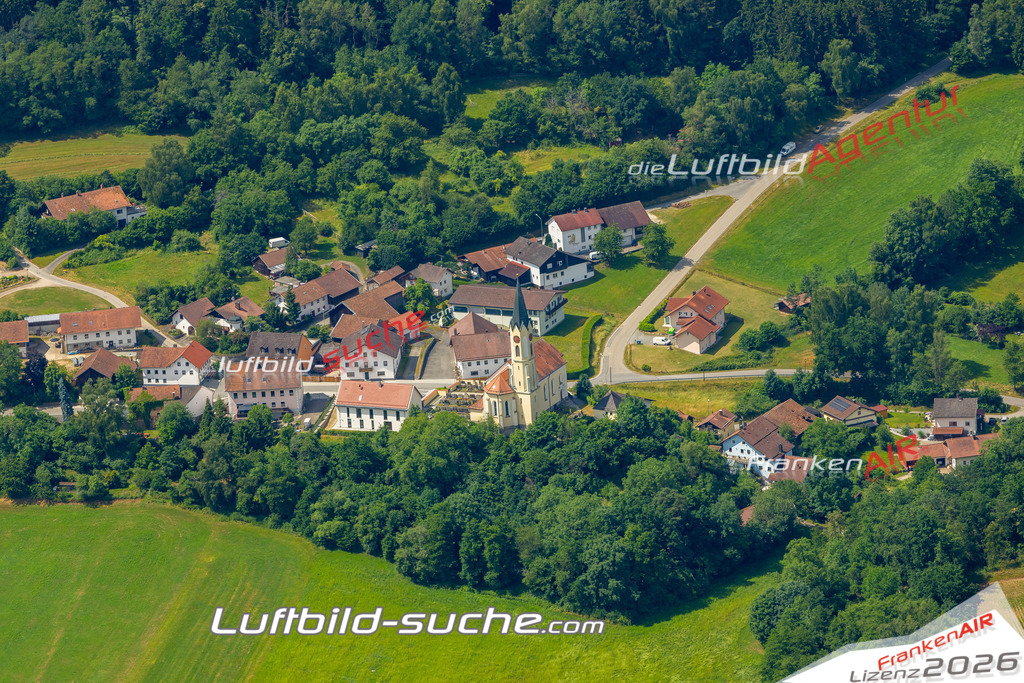 Das Luftbild zeigt : Wetzelsberg Kirche Stallwang - Die Luftaufnahme wurde 2023 vom UL-Flugzeug aus erstellt ( keine Drohne ) - Hochauflösende Luftaufnahme - Für grossformatige Ausdrucke geeignet. Die Geschenkidee !Mit Lizenz und Bildrechte bestellbar
