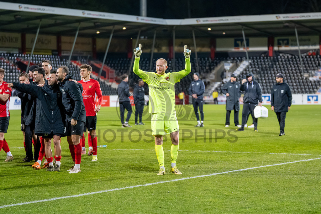SG Sonnenhof Großaspach vs. SGV Freiberg, Fussball, Regionalliga Suedwest, 30. Spieltag, 22.04.2026 | Maximilian Reule (SG Sonnenhof Großaspach, #01) feiert den Sieg,SG Sonnenhof Großaspach vs. SGV Freiberg, Fussball, Regionalliga Suedwest, 30. Spieltag, 22.04.2026