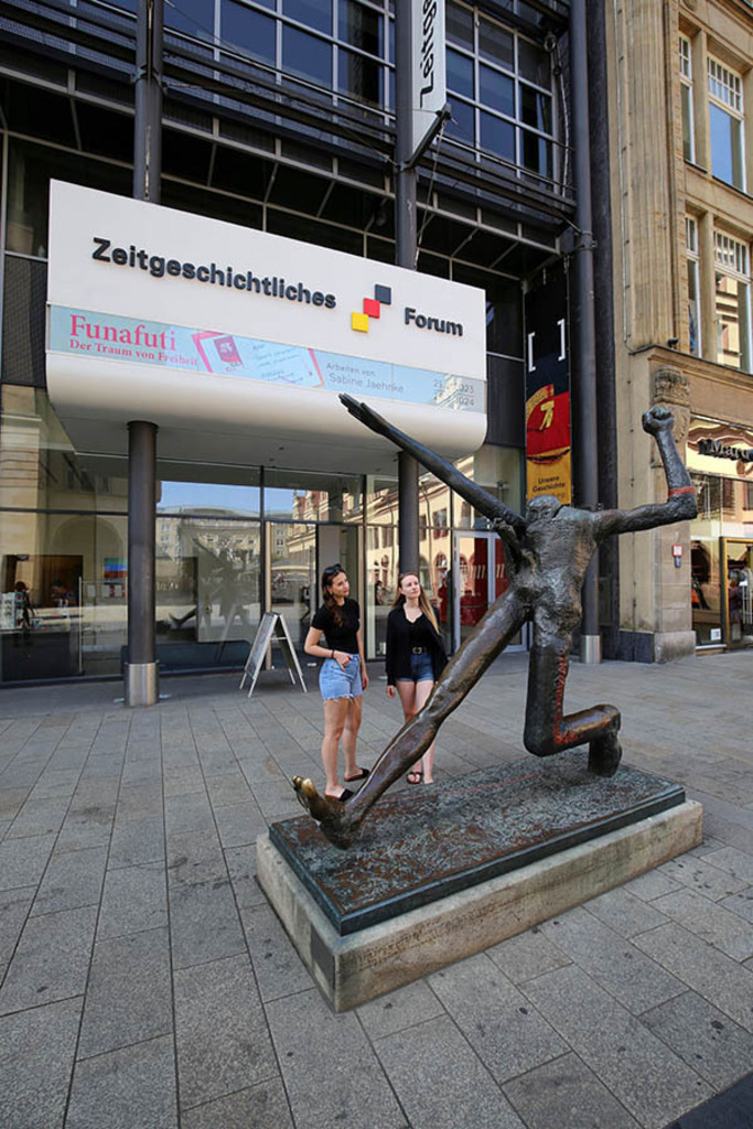 Foto: Leipzig - Der Jahrhundertschritt | Das Team hinter BILDLEXIKON LEIPZIG bündelt historische wie aktuelle Informationen über die Stadt Leipzig in Text und Bild auf einer Plattform und stellt diese der interessierten Öffentlichkeit zur Verfügung.