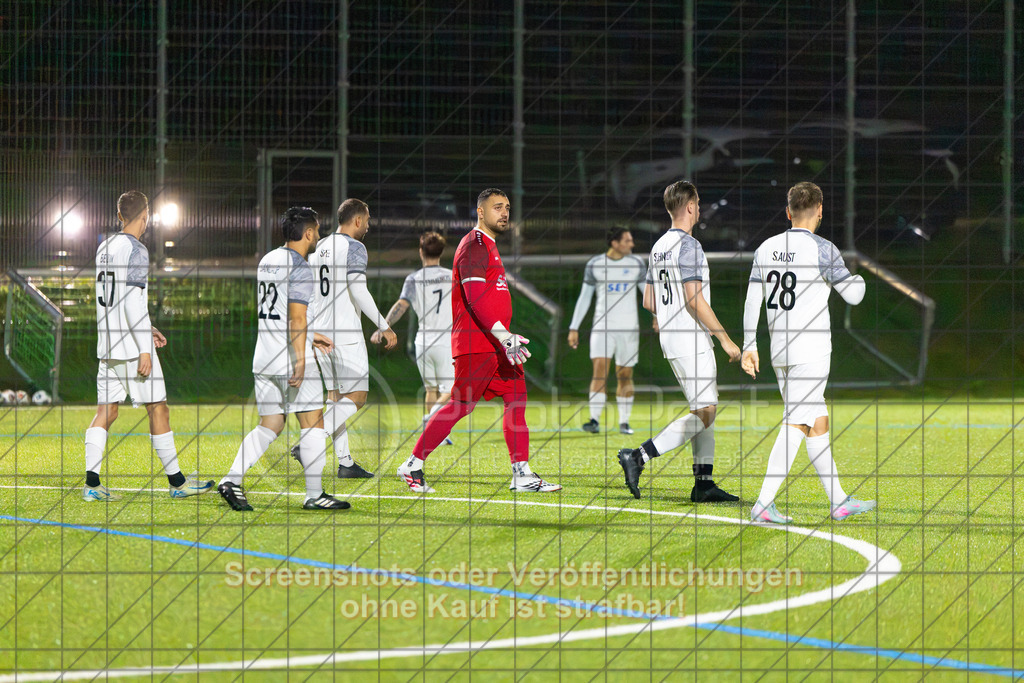 20261008_192759_0046_(c)_by_PhotoPeet | #,TSV Eschenbach (weiß) vs. SV Ebersbach (schwarz), Fußball, Bezirkspokal der Herren, Saison 2026/2027, Kunstrasenplatz, Schlater Straße, 73107 Eschenbach, 08.10.2026 - 19:30 Uhr,Foto: PhotoPeet / Sport- &amp; Eventfotografie / Peter Harich