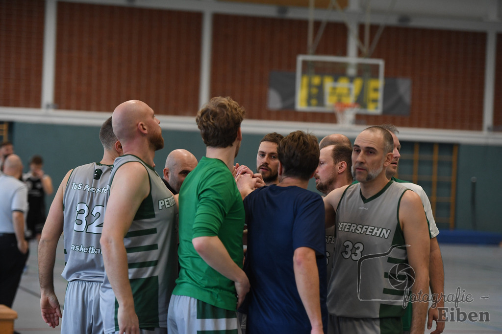 TuS Petersfehn-VfL Edewecht | Basketball Regionalliga; TuS Petersfehn (grau)-VfL Edewecht (schwarz) am 30.11.2025 in Petersfehn (Sporthalle Petersfehn), Photo: Philip Eiben 2025 - Realisiert mit Pictrs.com