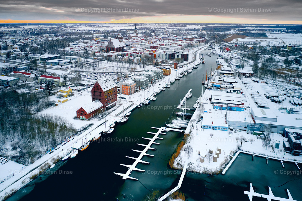 1_DJI_0342 1 1 | Findlinge im Eis, Zeesenboote bei der Traditionsregatta, eine Seebrücke im Sonnenaufgang - mit den Bildern aus dieser Galerie erhalten Sie wunderschöne Aufnahmen über das ganze Jahr. Ein tolles Produkt zum Verschenken, Werben oder zum Träumen vom nächsten - Realisiert mit Pictrs.com