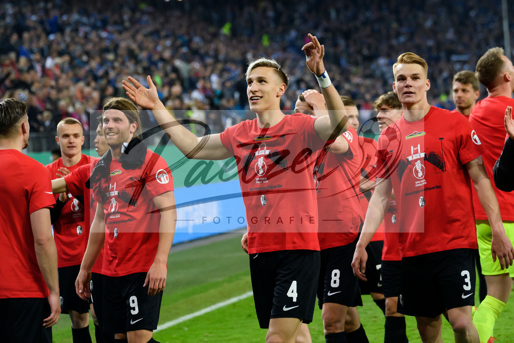 HSVSCF20220419_164 | Fussball, Herren: Nico Schlotterbeck (SC Freiburg) Schlussjubel, jubelt nach dem 1:3 Sieg beim DFB-Pokal-Halbfinalspiel zwischen Hamburger SV und SC Freiburg im Volksparkstadion am 19.04.2022 in Hamburg, Deutschland.DFB / DFL REGULATIONS PROHIBIT ANY USE OF PHOTOGRAPHS AS IMAGE SEQUENCES AND/OR QUASI-VIDEO. - Realisiert mit Pictrs.com